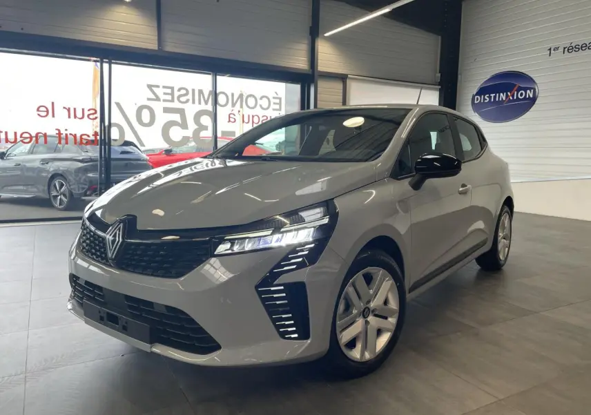 Renault Clio 1.5 Blue dCi 2025 gris Rafale vue 3/4 avant en intérieur avec phares LED allumés et jantes alliage.