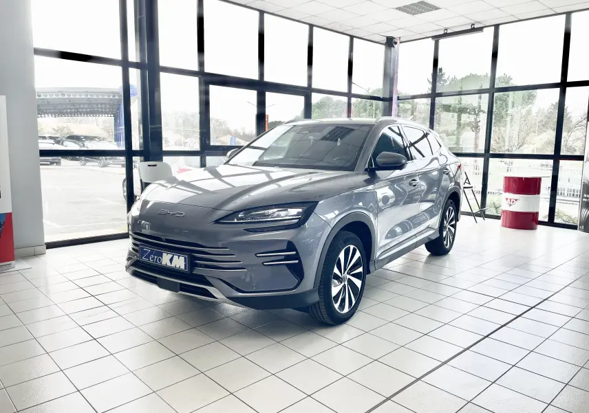 Vue 3/4 avant droit du BYD SEAL U hybride rechargeable en gris Time Grey, avec jantes bicolores et calandre épurée.