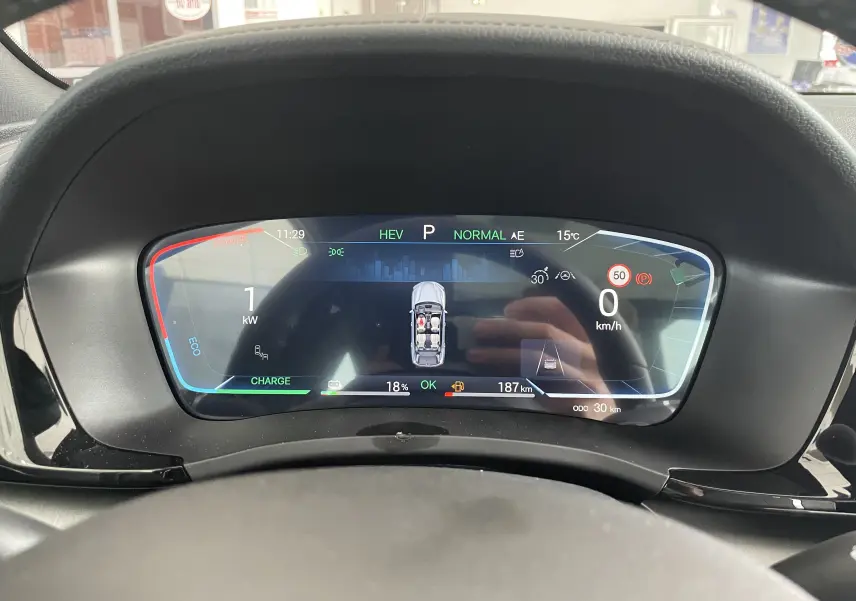Vue rapprochée du tableau de bord numérique du BYD SEAL U affichant les informations de conduite et l'autonomie.