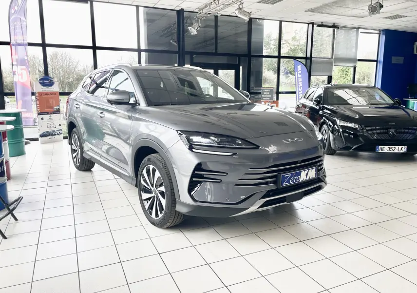 Vue 3/4 avant gauche du SUV BYD SEAL U Time Grey en showroom avec jantes alliage 19 pouces bicolores.
