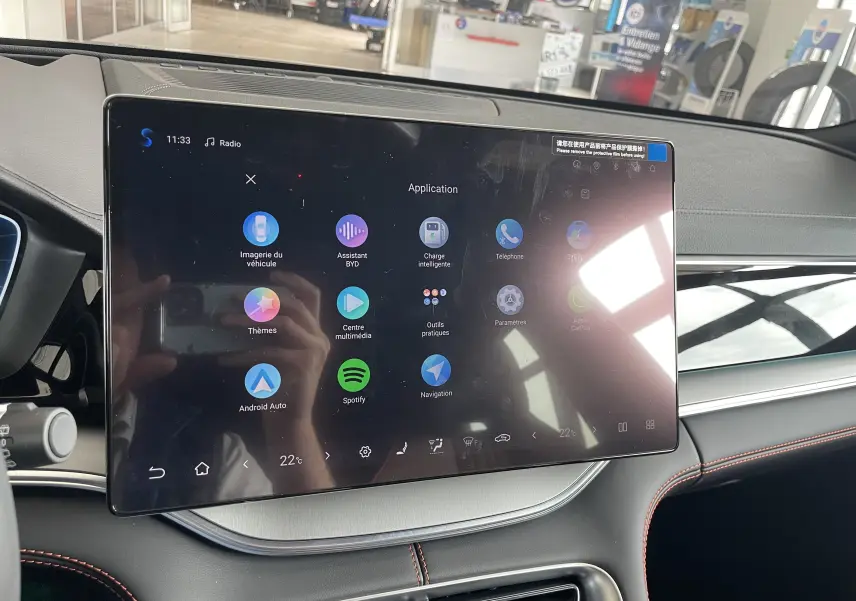 Vue rapprochée de l'écran tactile central du tableau de bord du BYD SEAL U, avec interface d'applications affichée.