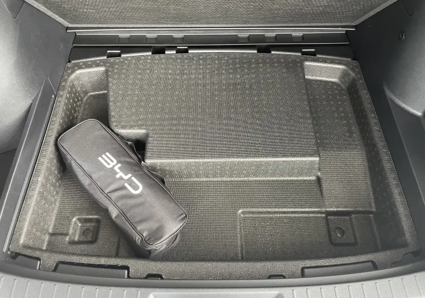 Coffre ouvert vu de dessus du BYD SEAL U gris avec rangement en mousse et sac de chargeur PHEV.