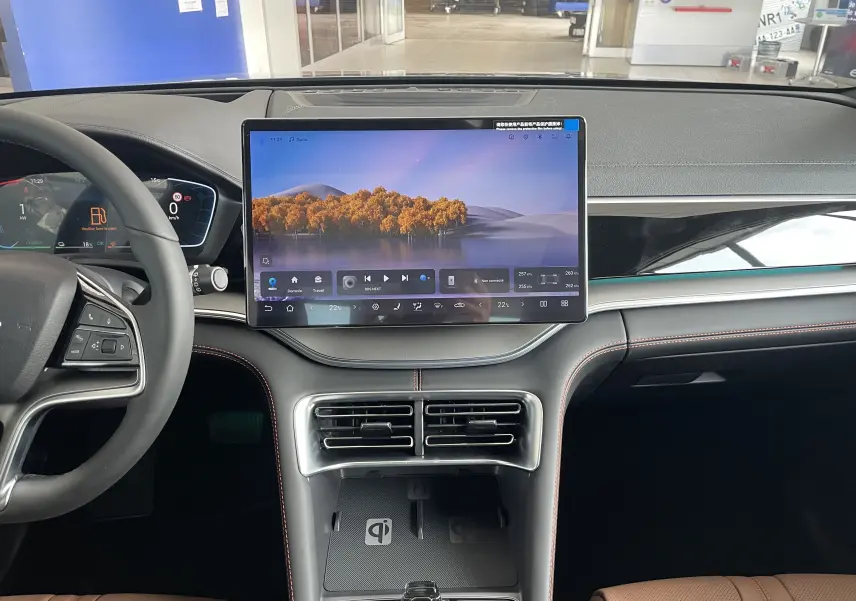 Vue intérieure du tableau de bord du BYD SEAL U 2025 avec écran tactile central 15,6'' et sellerie marron vegan.