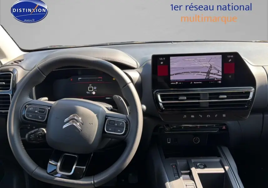 Vue intérieure du tableau de bord et volant cuir multifonction du Citroën C5 Aircross 2025 avec écran tactile GPS.