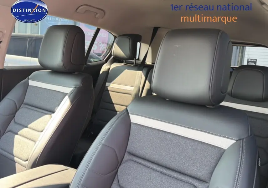 Vue intérieure sur les sièges avant et arrière du Citroën C5 Aircross, tissu gris et cuir noir, ambiance lumineuse naturelle.