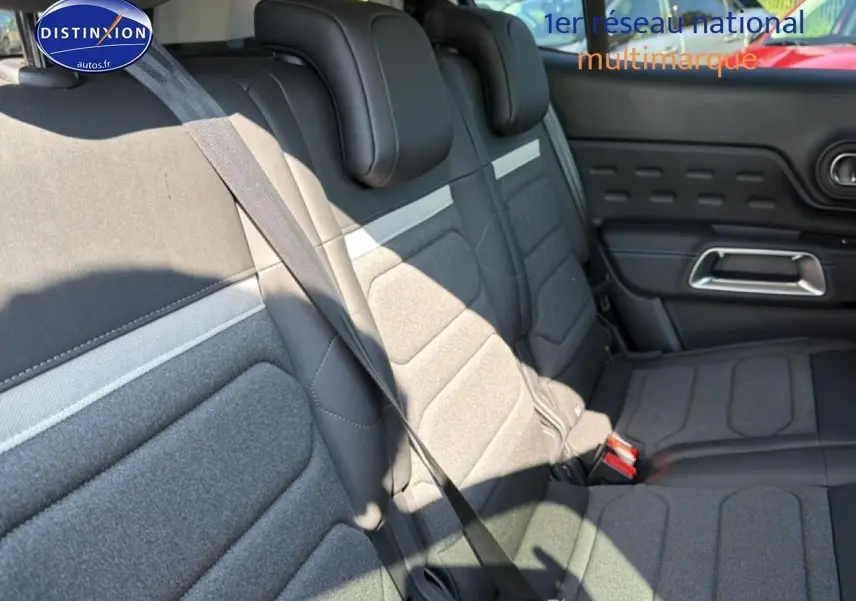 Vue intérieure sur la 2e rangée de sièges individuels gris du Citroën C5 Aircross 2025, avec ceinture de sécurité visible.