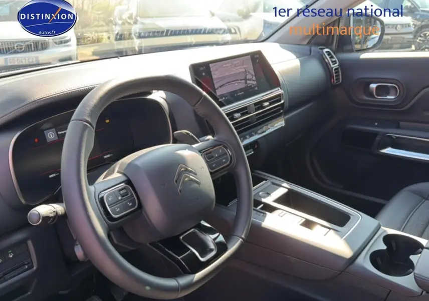 Vue intérieure côté conducteur du Citroën C5 Aircross 2025, volant cuir et écran tactile central visible.