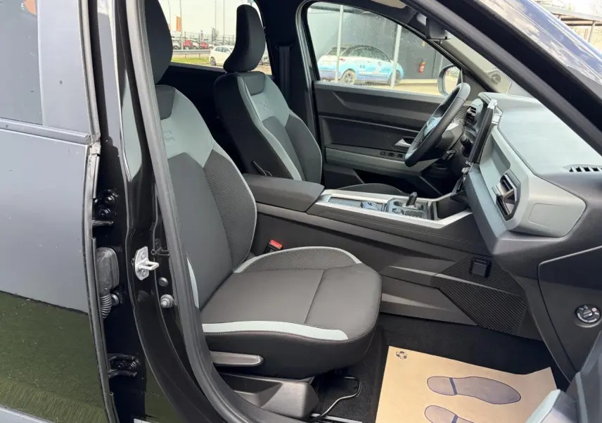 Intérieur côté conducteur d’un Dacia Bigster noir, montrant les sièges Extreme TEP MicroCloud et la console centrale moderne.
