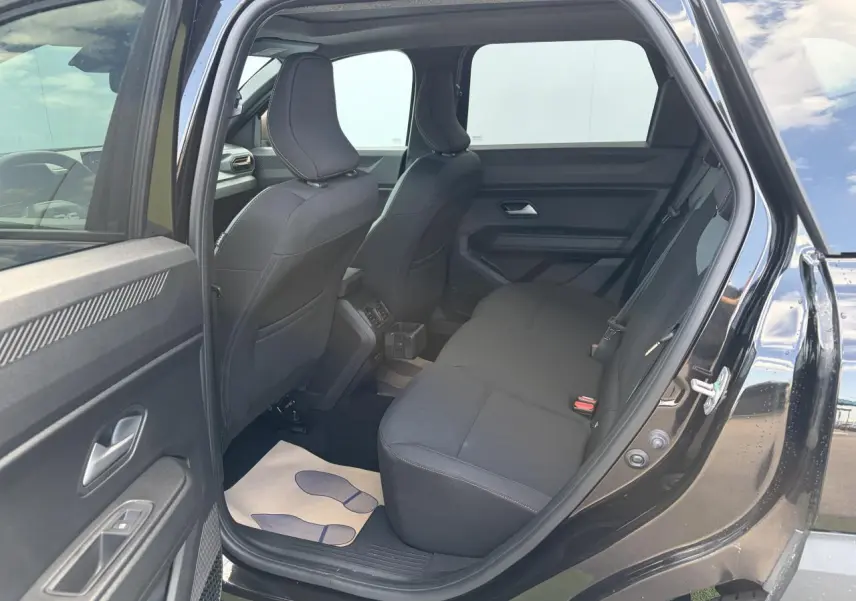 Vue intérieure côté droit de la banquette arrière noire du Dacia Bigster 2026 avec porte ouverte et sellerie TEP MicroCloud.