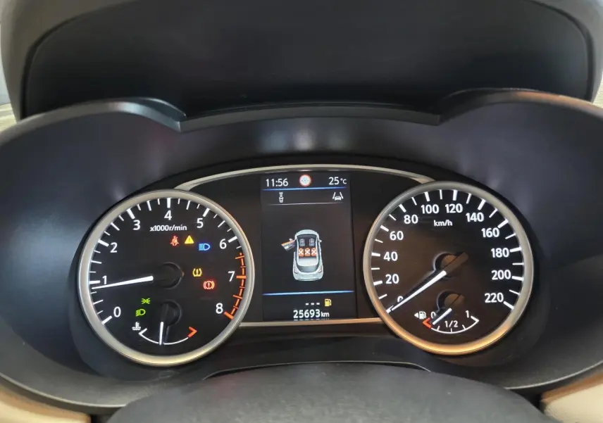 Vue rapprochée du combiné d'instruments de la Nissan Micra gris clair, affichant compte-tours, vitesse et écran central digital.