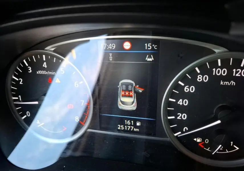 Vue rapprochée du combiné d'instruments de la Nissan Micra 2022, affichant la vitesse, le régime et l'alerte portes ouvertes.