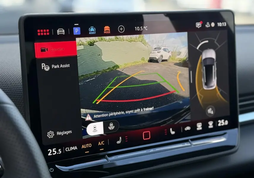 Écran tactile intérieur du Volkswagen T-Roc 2026 montrant la caméra de recul et l'assistance au stationnement.