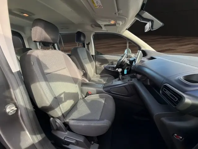 Vue intérieure côté gauche du Peugeot Rifter BlueHDi 130 S&S Allure 2020, sièges tissu gris et tableau de bord moderne.