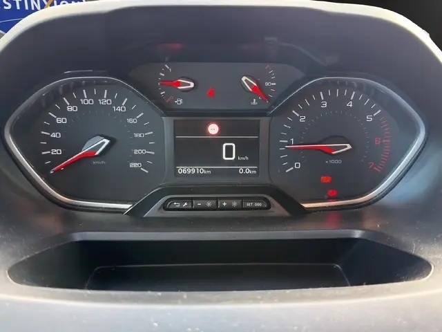 Vue rapprochée du tableau de bord du Peugeot Rifter 2020, affichant la vitesse à 0 km/h et les compteurs analogiques.