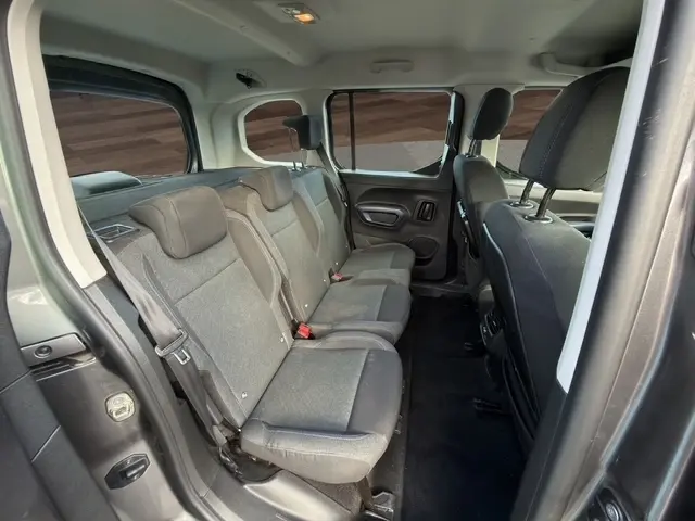 Vue intérieure côté droit montrant la banquette arrière 3 places grise du Peugeot Rifter BlueHDi 130 S&S Allure 2020.