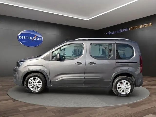 Profil droit du Peugeot Rifter BlueHDi 130 gris foncé, montrant ses portes coulissantes et ses jantes alliage.