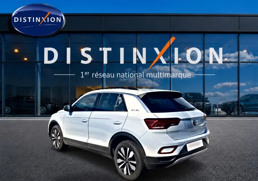 Volkswagen T-Roc blanc 3/4 arrière droit avec jantes alliage et logo Goal visible sur le montant arrière.