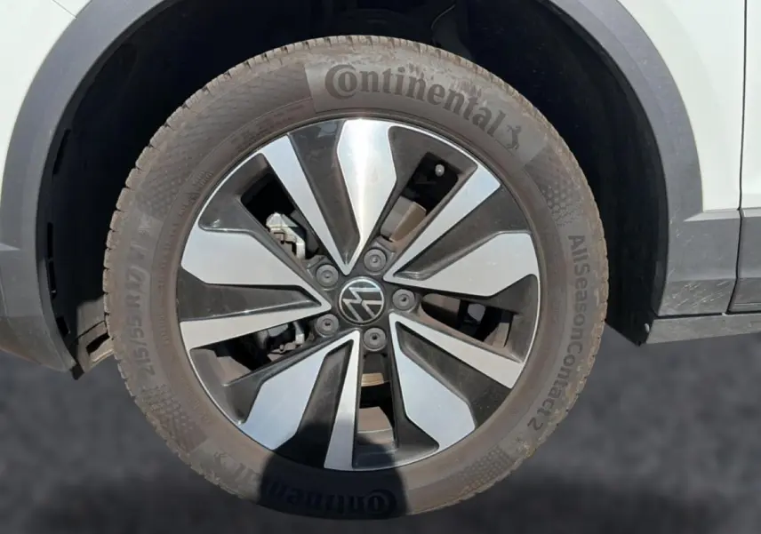 Gros plan sur la roue avant gauche d’un Volkswagen T-Roc blanc avec jante alliage 17 pouces et pneu Continental.
