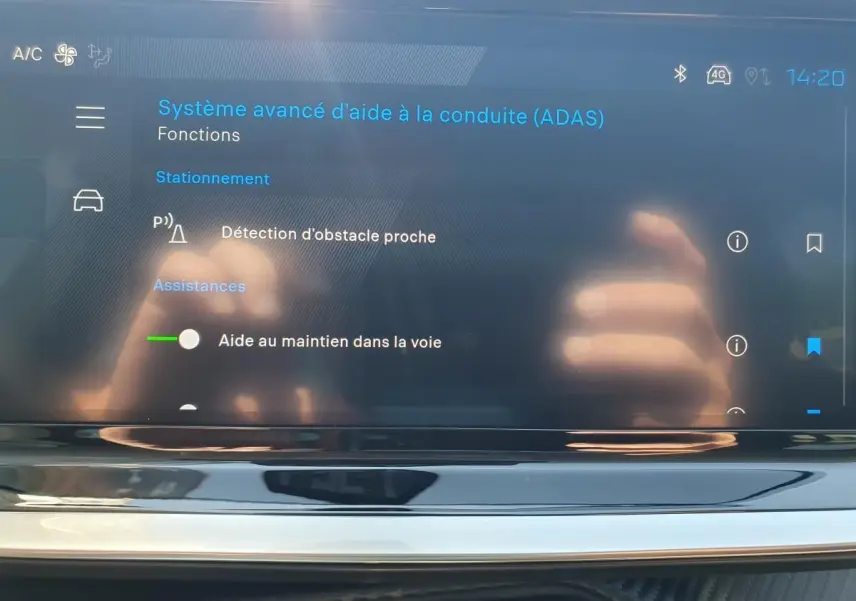 Écran tactile intérieur affichant le système avancé d’aide à la conduite du Peugeot 208 gris Artense, vue de face.