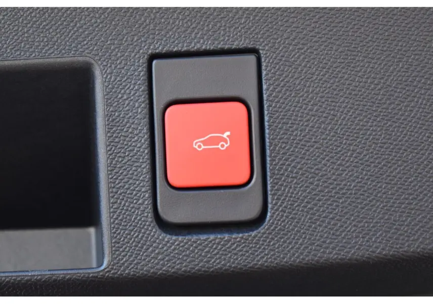 Bouton rouge d'ouverture du hayon motorisé sur panneau intérieur d'une Citroën C5 Aircross gris.