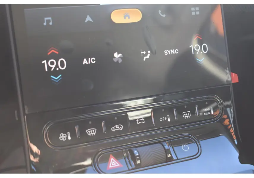 Gros plan sur l’écran tactile et les commandes de climatisation du Citroën C5 Aircross gris 2026.