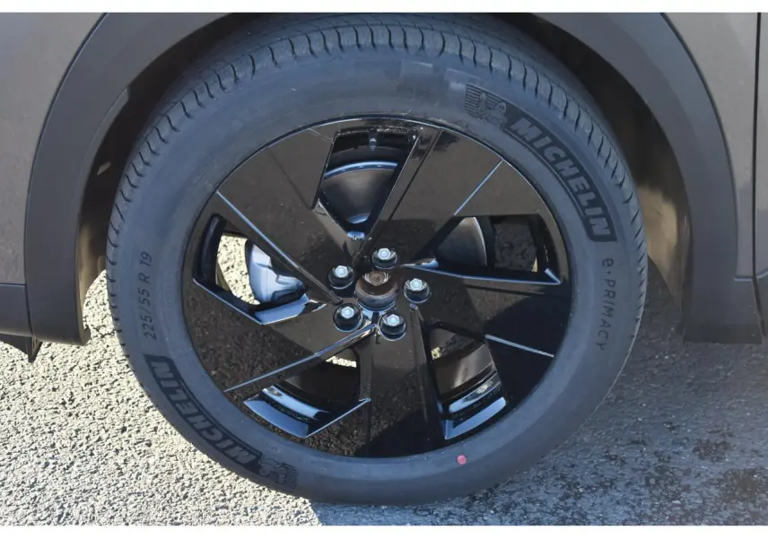 Gros plan sur la roue avant droite avec jante noire brillante du Citroën C5 Aircross gris 2026.