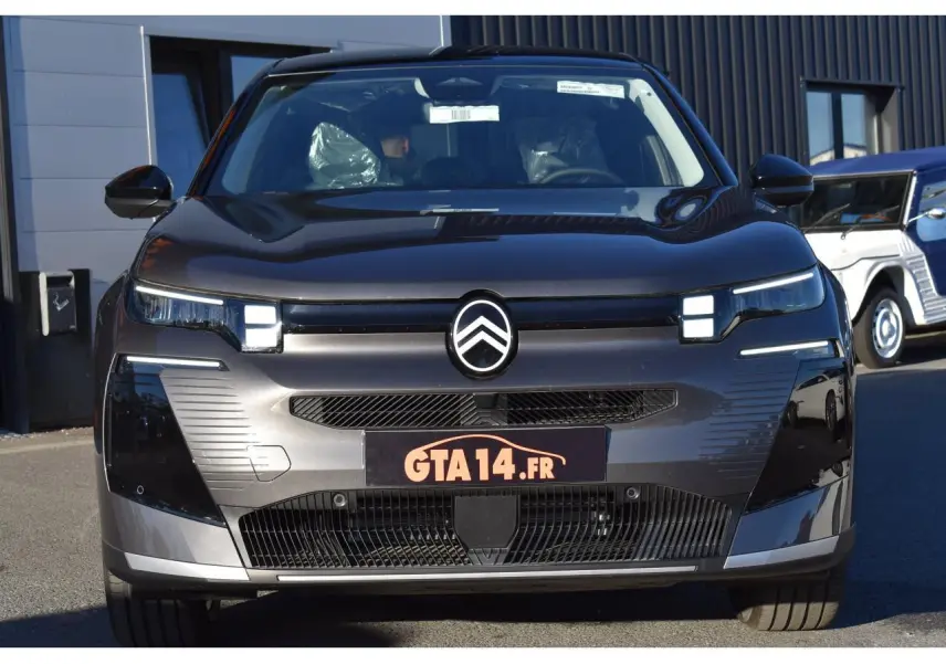 Vue avant d'un Citroën C5 Aircross gris métallisé avec calandre moderne et logo centré, en extérieur.