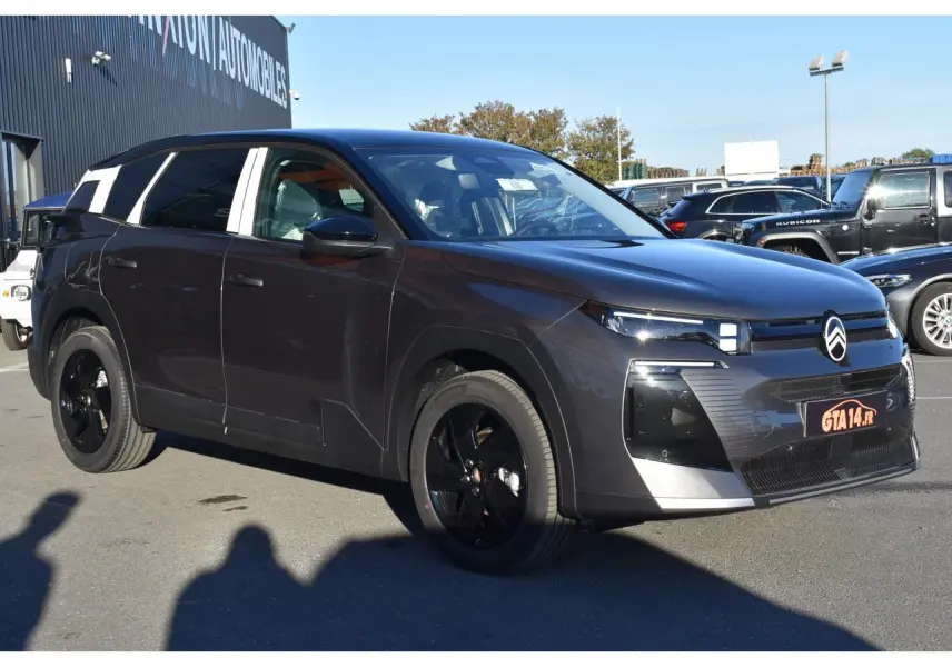 Vue 3/4 avant droit d'un Citroën C5 Aircross hybride gris métallisé avec toit bi-ton noir et jantes noires.