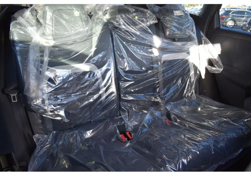 Vue intérieure des sièges arrière du Citroën C5 Aircross 2026, protégés par des housses plastiques transparentes.