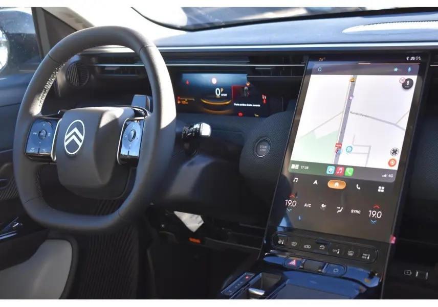Vue intérieure côté conducteur du Citroën C5 Aircross hybride 2026, avec tableau de bord numérique et grand écran tactile vertical.