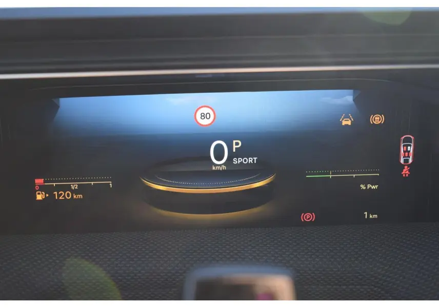 Tableau de bord numérique du Citroën C5 Aircross hybride 2026 affichant la vitesse à 0 km/h en mode Sport.