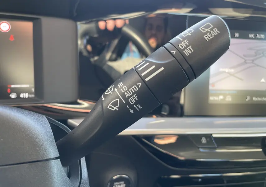Gros plan sur la commande d’essuie-glace dans l’habitacle gris-noir de l’Opel Mokka 2023.