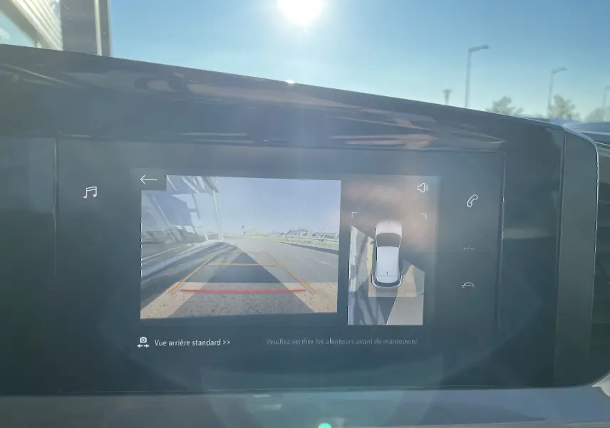 Écran multimédia d'une Opel Mokka bleu Voltak 2023 montrant la caméra de recul et la vue 360° du véhicule.
