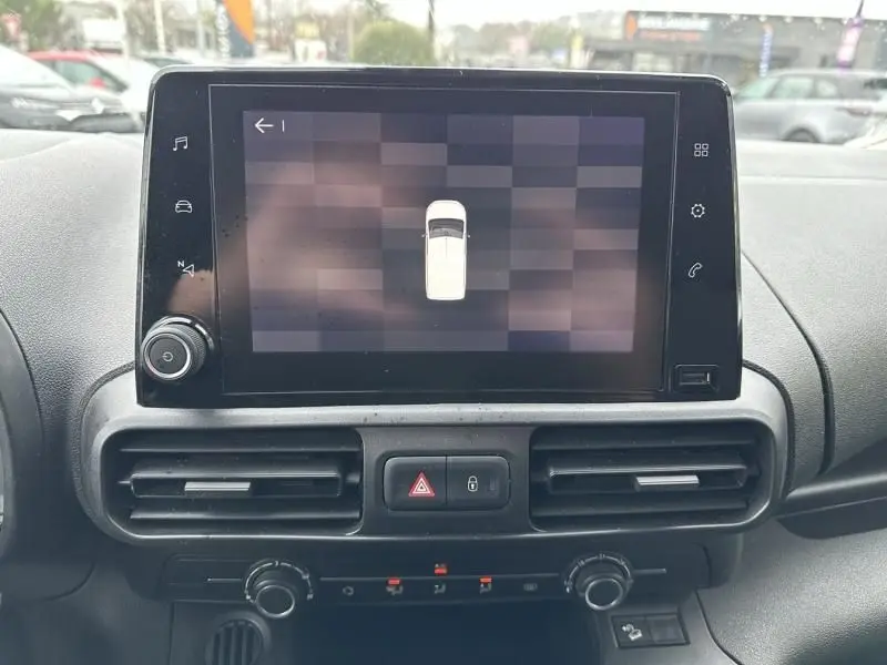 Écran tactile central du tableau de bord du Citroën Berlingo van gris métal, affichant une vue du véhicule en blanc.