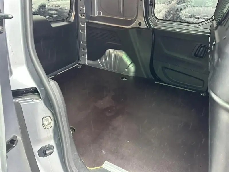Vue intérieure arrière du Citroën Berlingo van gris métal 2020, montrant l'espace de chargement vide et ses parois métalliques.