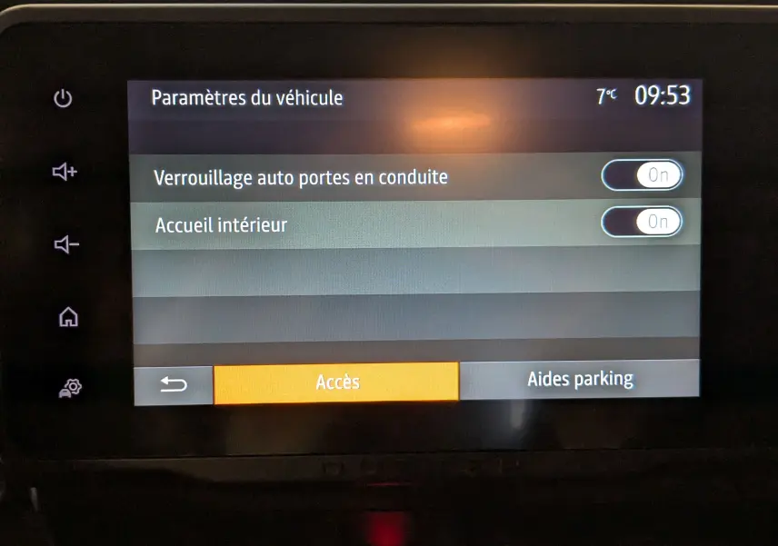Écran tactile intérieur du Dacia Duster 2023 affichant les paramètres de verrouillage auto et accueil intérieur activés.