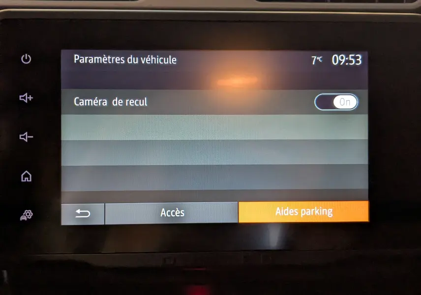 Écran tactile intérieur du Dacia Duster 2023 affichant les paramètres du véhicule avec l'option caméra de recul activée.