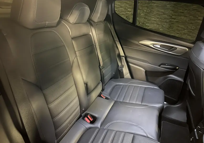 Vue intérieure côté droit des sièges arrière en cuir noir de l'Alfa Romeo Tonale Edizione Speciale 2022.