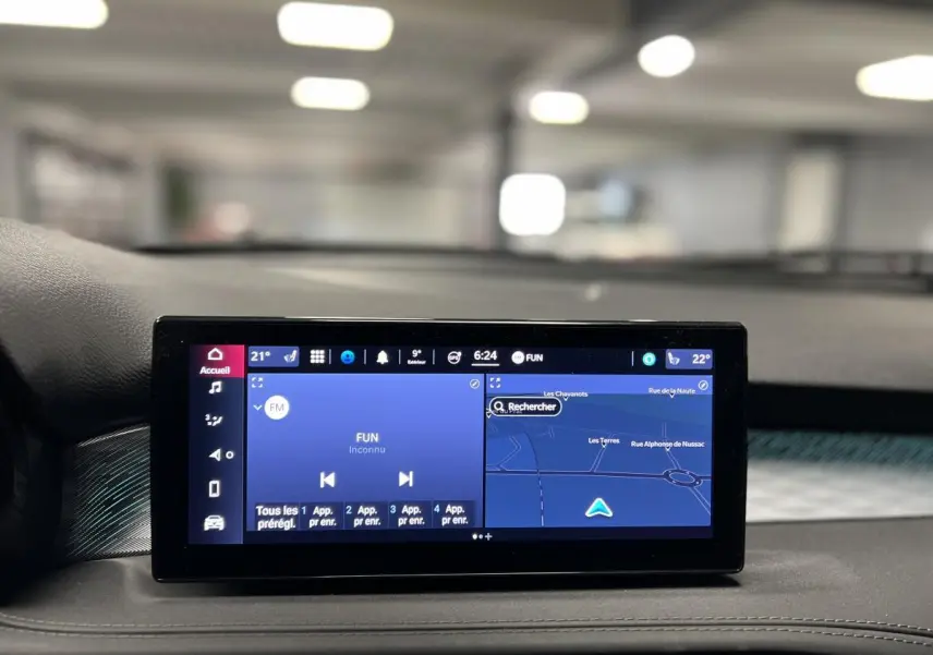 Écran tactile central du tableau de bord de l'Alfa Romeo Tonale 2022 avec navigation et radio FM affichées.