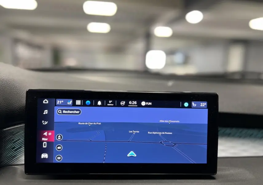 Affichage du système de navigation sur écran tactile intérieur de l'Alfa Romeo Tonale 2022, vue avant du tableau de bord.