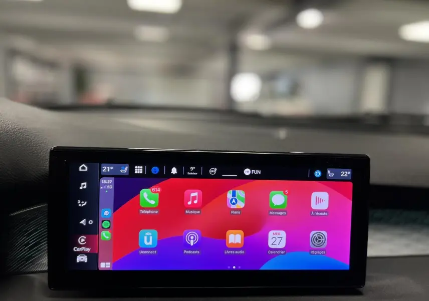 Écran tactile 10,2" du système d'info-divertissement Alfa Romeo Tonale 2022 affichant Apple CarPlay.