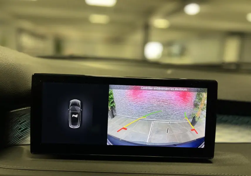 Écran du système multimédia affichant la caméra de recul et l'aide au stationnement de l'Alfa Romeo Tonale gris foncé.