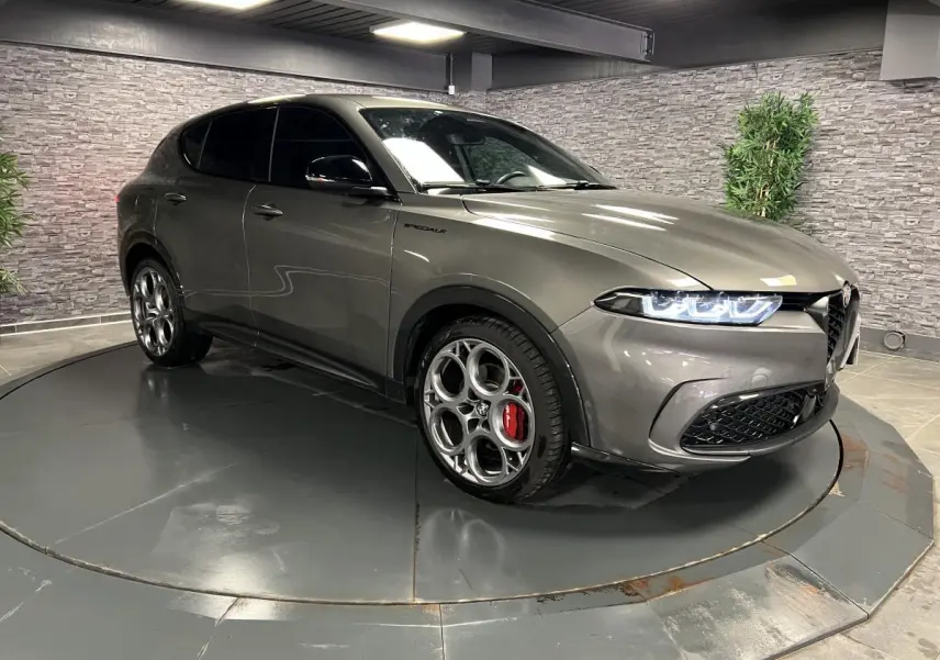 Alfa Romeo Tonale gris foncé vue 3/4 avant droit avec jantes 20 pouces et étriers de frein rouges Brembo
