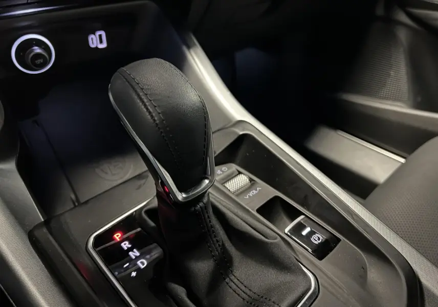 Le levier de vitesses automatique noir de l'Alfa Romeo Tonale 2022, vue rapprochée de la console centrale.