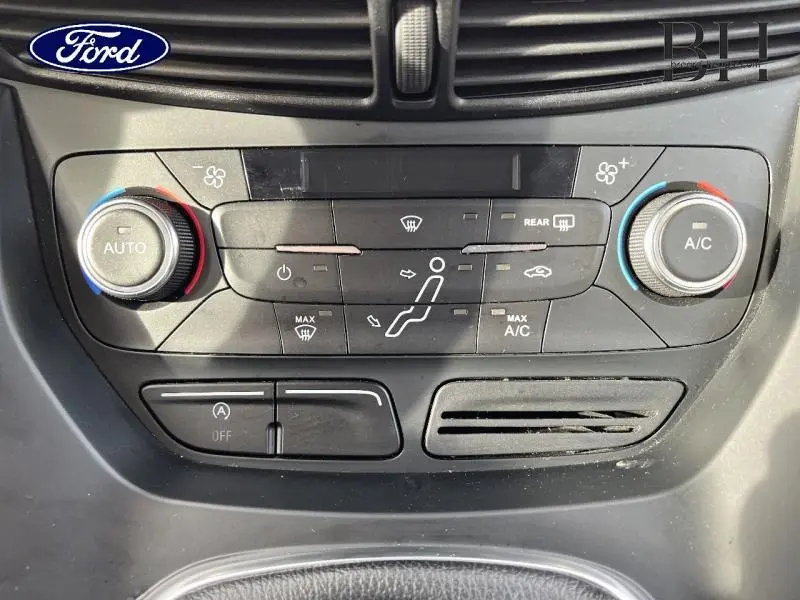 Vue rapprochée du tableau de bord central de la Ford C-MAX gris lunaire, montrant les commandes de climatisation automatique bi-zone.