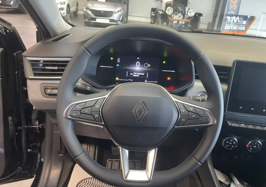 Vue intérieure centrée sur le volant noir de la Renault Clio 1.5 Blue dCi 2025 avec tableau de bord numérique allumé.