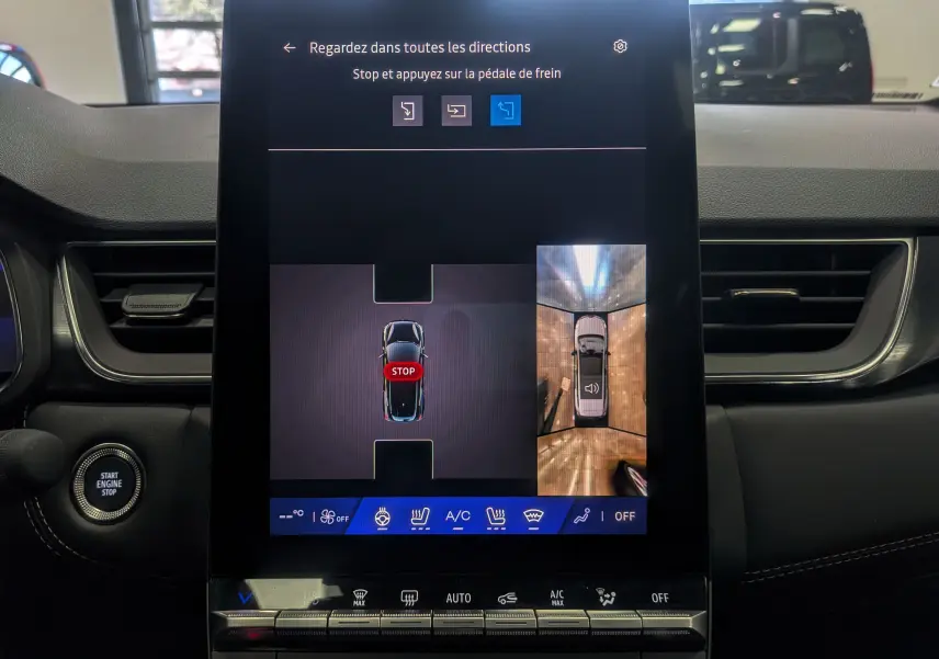 Écran central tactile du Renault Symbioz noir étoilé 2026 montrant la caméra 360° et les commandes climatisation.