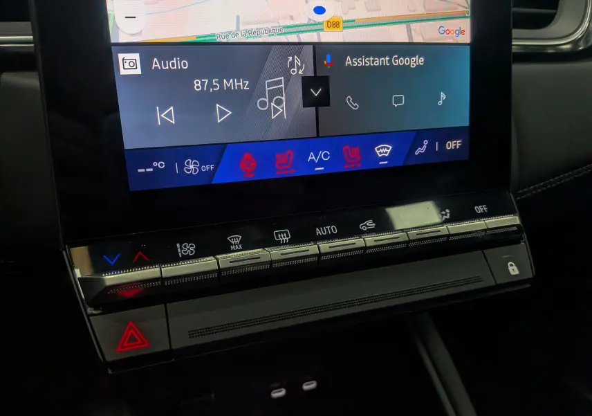 Gros plan sur la console centrale tactile du Renault Symbioz noir étoilé, affichant la climatisation et l’interface multimédia.