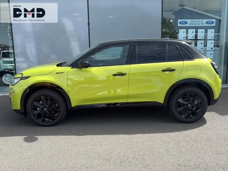 Vue de profil droit d'une FIAT 600 Sport 2026 vert Méditerranéen métallisé avec toit noir et jantes noires.