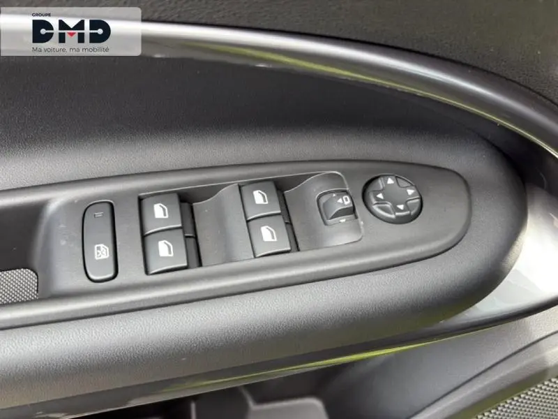 Gros plan sur les commandes des vitres et rétroviseurs côté conducteur d'une FIAT 600 vert Méditerranéen métallisé.